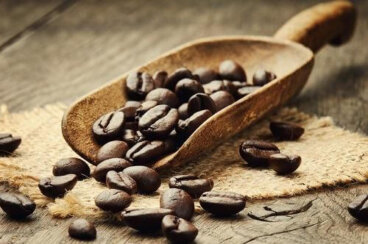 A cafeína facilita o reconhecimento de termos positivos?