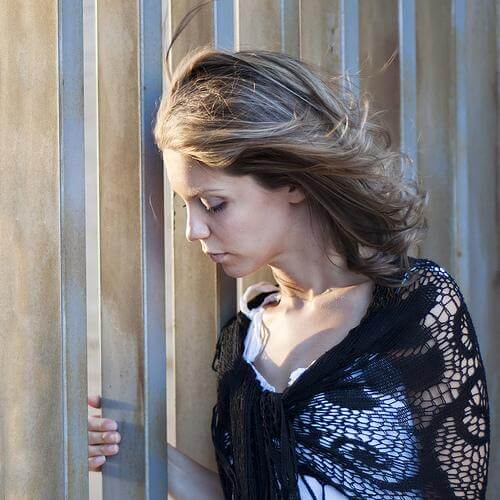 Por que não é recomendável controlar totalmente as emoções?