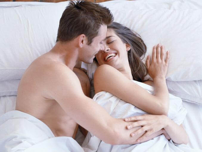 Os benefícios de rir na cama