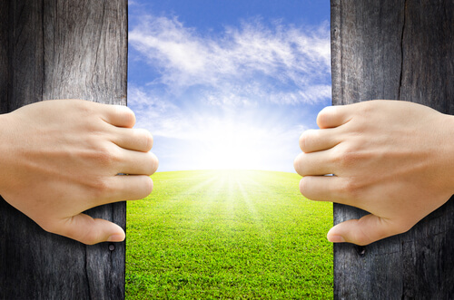 Mais um dia ou menos um dia?