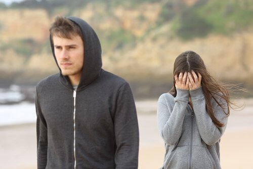 Ela quer conversar, ele quer escapar