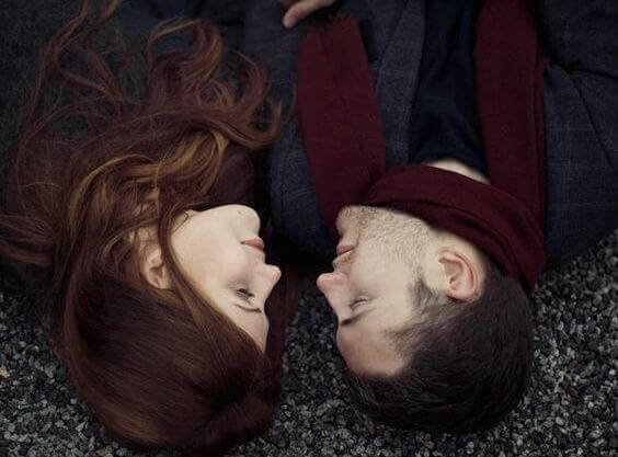 Não há nada mais estranho do que nos sentirmos estranhos ao lado de alguém