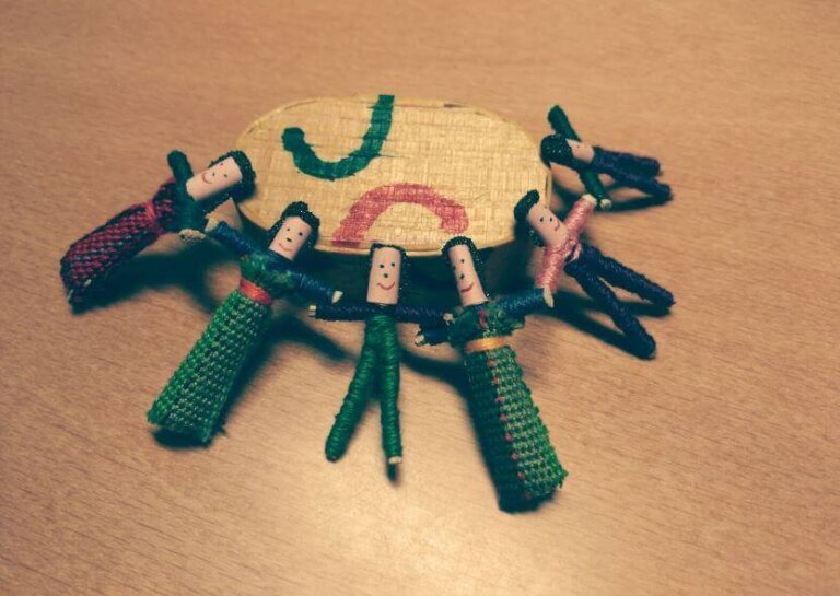 A lenda das bonecas quitapesares, figuras que aliviam os sofrimentos