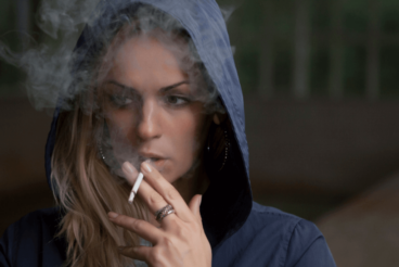 Que papel a sensibilidade à ansiedade desempenha no consumo de cigarro?