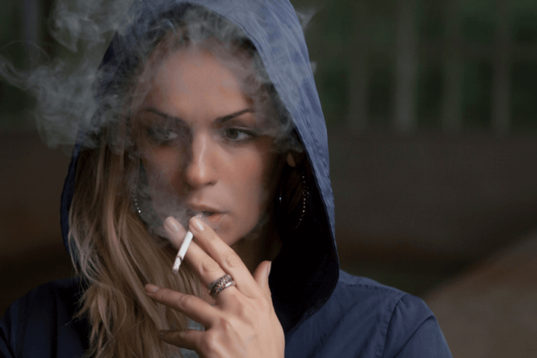 Que papel a sensibilidade à ansiedade desempenha no consumo de cigarro?