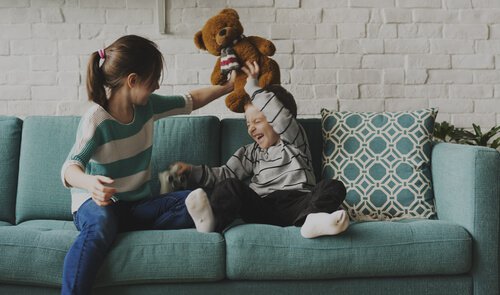 Irmãos mais velhos: entre risadas e exemplos