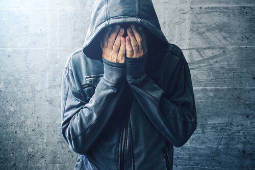 Qual é a relação entre o consumo de drogas e os transtornos mentais?