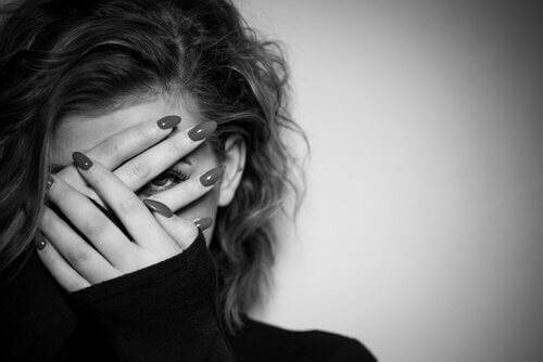 Parece estar na moda não dizer o que sentimos