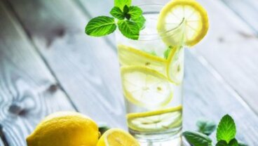 Por que deveríamos tomar um copo de água morna com limão pela manhã? 