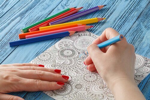Os benefícios de colorir mandalas
