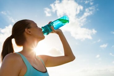 5 motivos pelos quais você deve beber água de acordo com a ciência