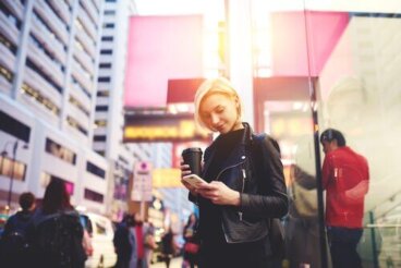 Zumbis digitais: seres que andam olhando o celular
