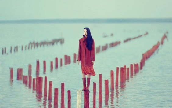 A relação entre isolamento e vitimismo