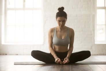 6 posturas de ioga para aliviar as dores nas costas