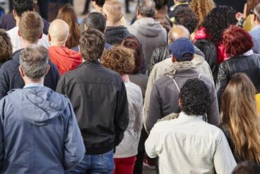 Qual é a relação entre classe social e desumanização?