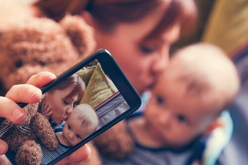 Sharenting: o risco de expor as crianças nas redes sociais