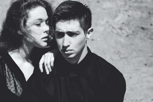 O martelo e a parede nos relacionamentos de casal