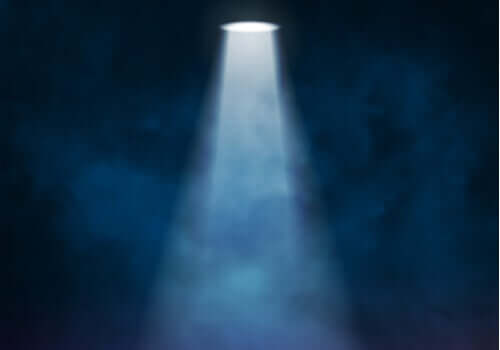 Efeito holofote: por que parece que os outros estão sempre nos observando?