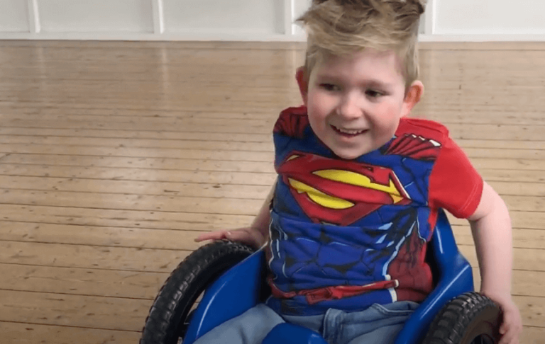 Abraços para Noah Wall, um incrível caso de crescimento cerebral