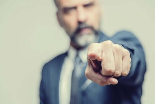 A falácia ad hominem: quando atacam sem argumentos