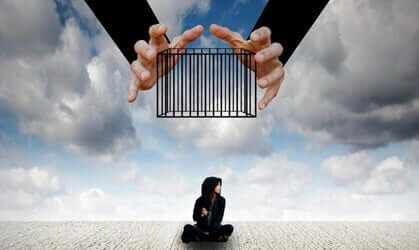 Quando um parceiro nos separa de amigos e familiares