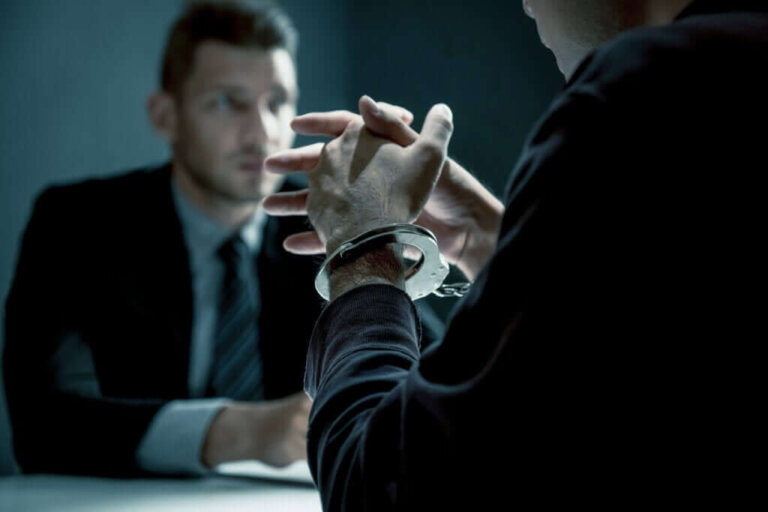 O que é a criminologia e quais são seus objetos de estudo?