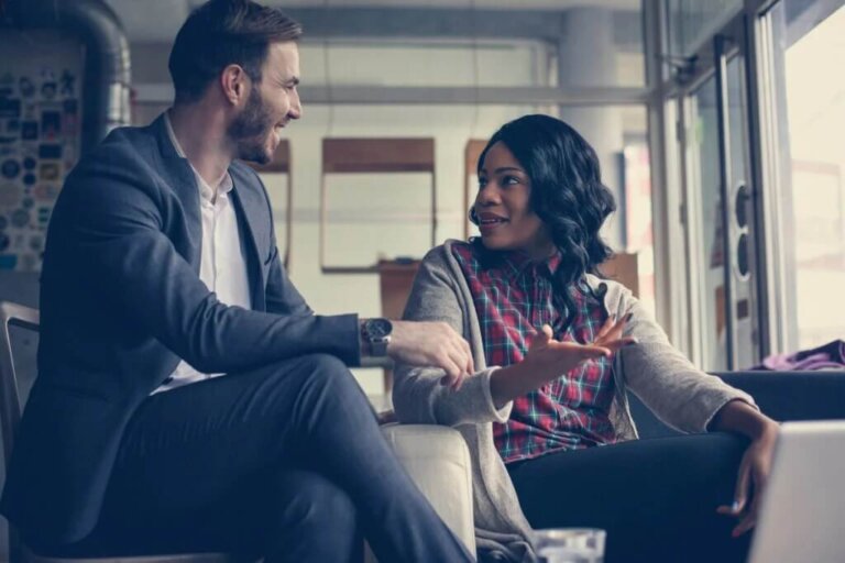 Como uma pessoa com boa inteligência emocional se comunica?