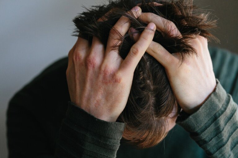 Qual é a relação entre a raiva e a dor física?