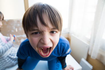 Como agir quando uma criança está com raiva?