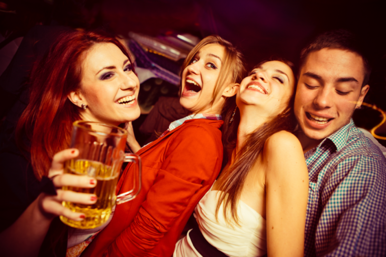 O curioso caso das pessoas que se divertem sem álcool