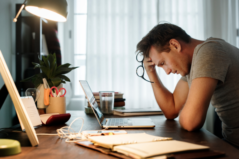 Salário e saúde mental: o custo psicológico da precariedade