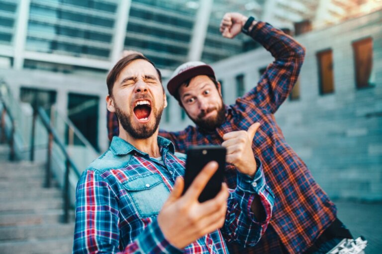 Efeito de desinibição online: somos mais corajosos na internet?