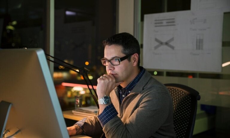 Segundo um estudo, 70% do consumo de pornografia ocorre no trabalho