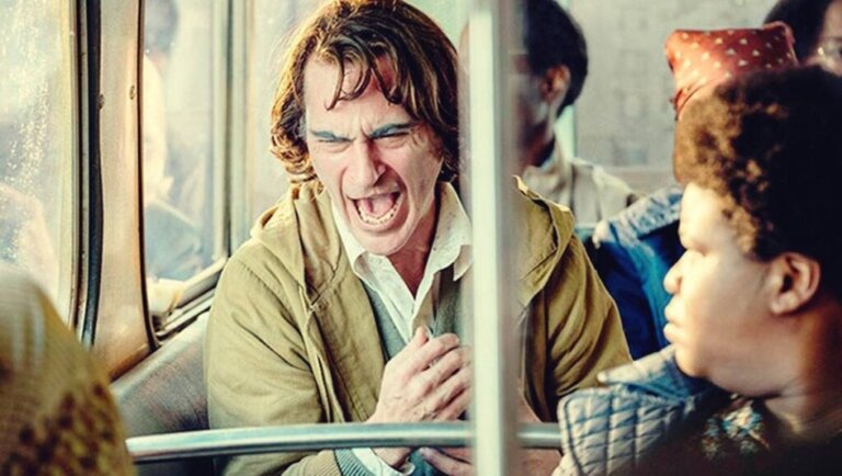 Por que às vezes rimos em momentos inadequados?