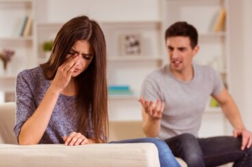 Isolar o parceiro: uma forma comum de abuso
