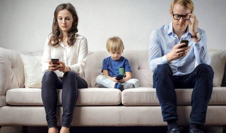 Pais e filhos viciados em celular que se sentem ignorados