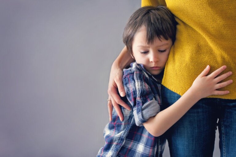 Crianças muito dependentes: causas e o que fazer