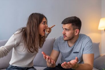 Meu parceiro grita comigo quando discutimos: o que posso fazer?