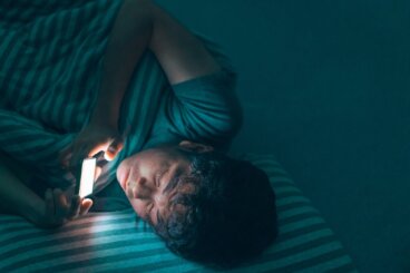 Usar o celular à noite, um risco para adolescentes
