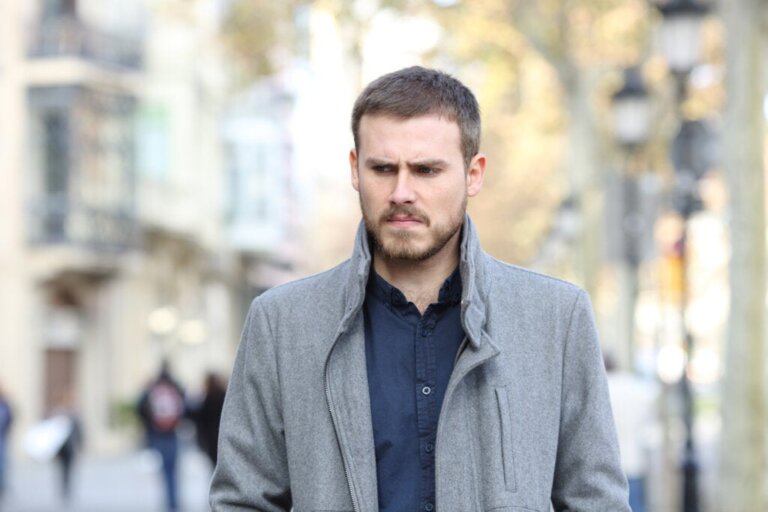 Sinto que todos estão olhando para mim: por que isso acontece?