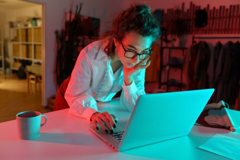 O que está por trás da necessidade urgente de responder a um e-mail de trabalho?