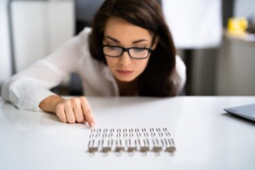 Como as pessoas com transtorno obsessivo-compulsivo processam informações?