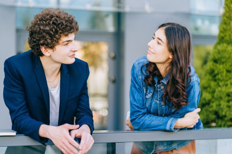 Qual a diferença entre o amigo que nos ouve e o psicólogo com quem fazemos terapia?