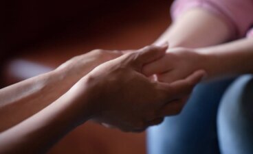 Como posso ajudar alguém que está se automutilando?