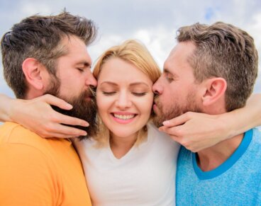 Como funcionam os relacionamentos românticos entre três pessoas?
