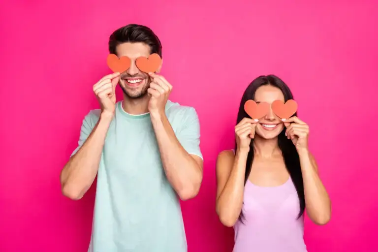 15 dicas psicológicas para saber se alguém gosta de você