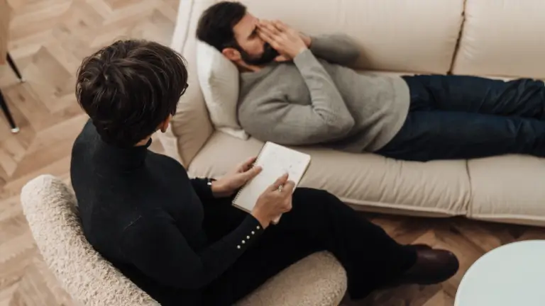 O que é e como funciona a terapia psicanalítica?