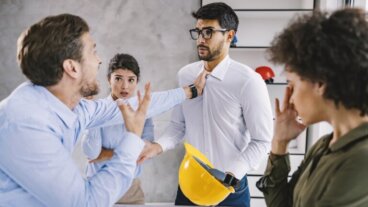 O que são comportamentos disruptivos e como eles se manifestam?