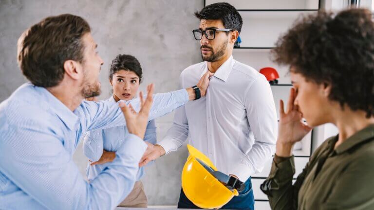 O que são comportamentos disruptivos e como eles se manifestam?