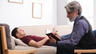 O que é a hipnose ericksoniana e como ela é aplicada na terapia?